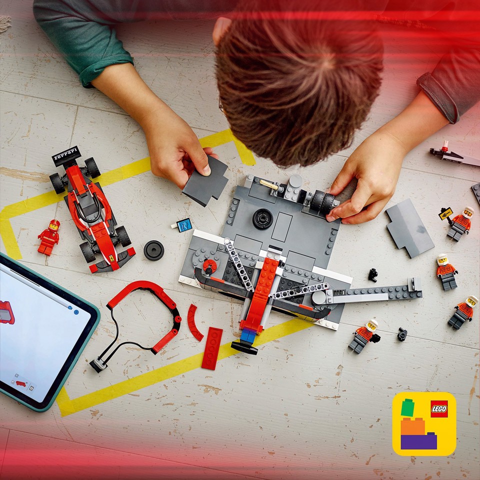 LEGO City 60443 Pit Stop e Meccanici con Monoposto Ferrari F1