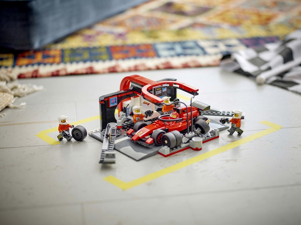 LEGO City 60443 Pit Stop e Meccanici con Monoposto Ferrari F1