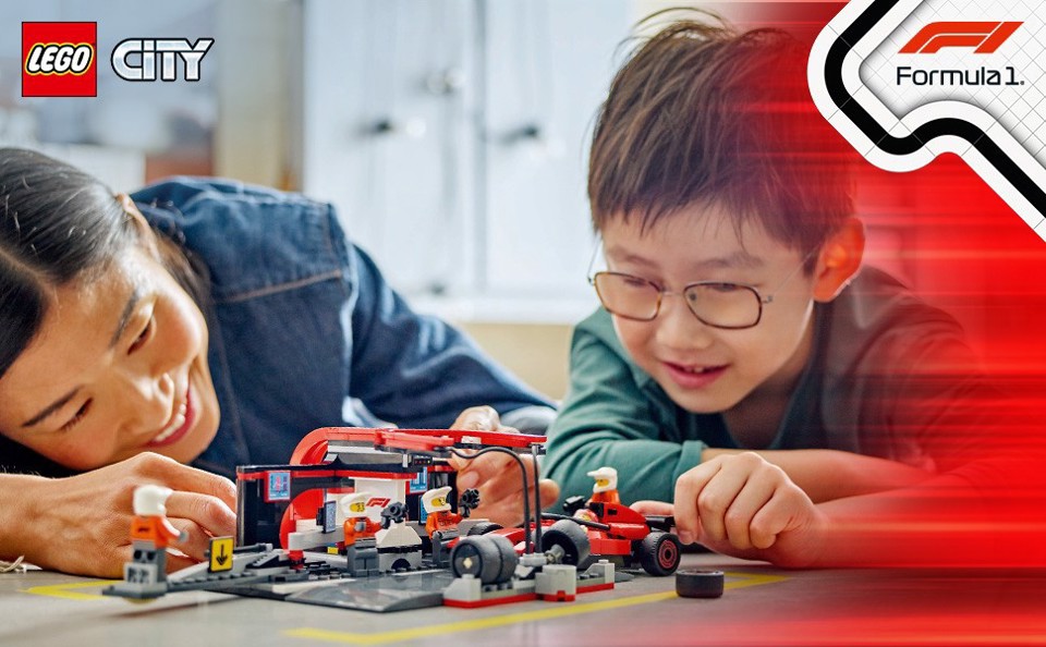 LEGO City 60443 Pit Stop e Meccanici con Monoposto Ferrari F1