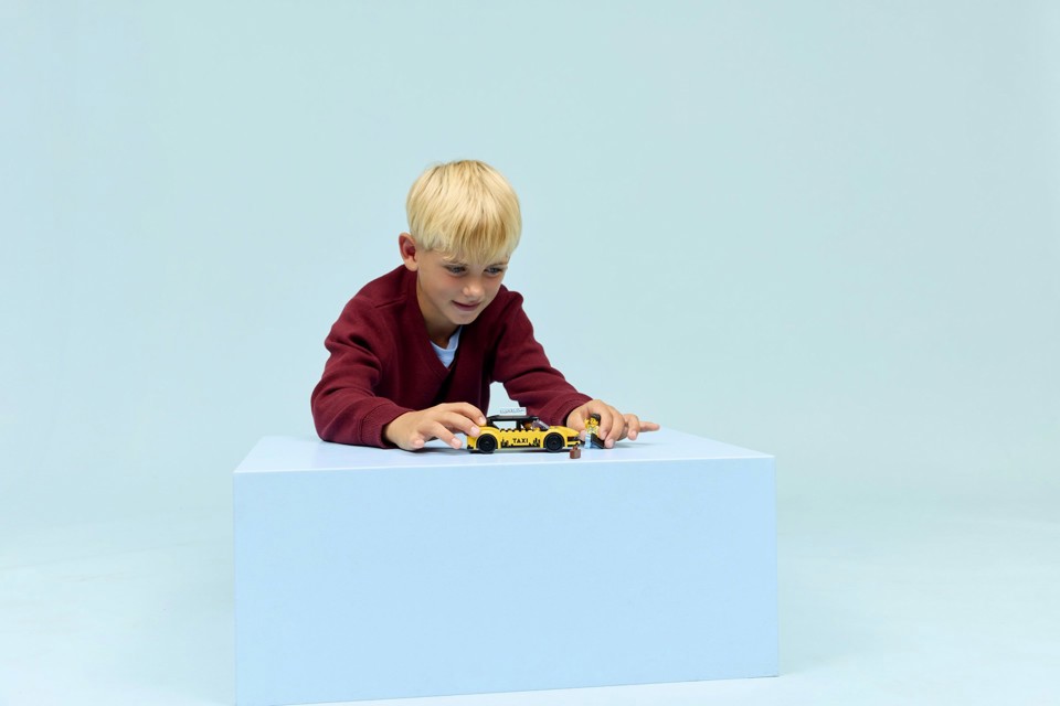 LEGO City 60487 Taxi Giallo, Macchina Giocattolo con 2 Minifigure e Tetto Rimovibile