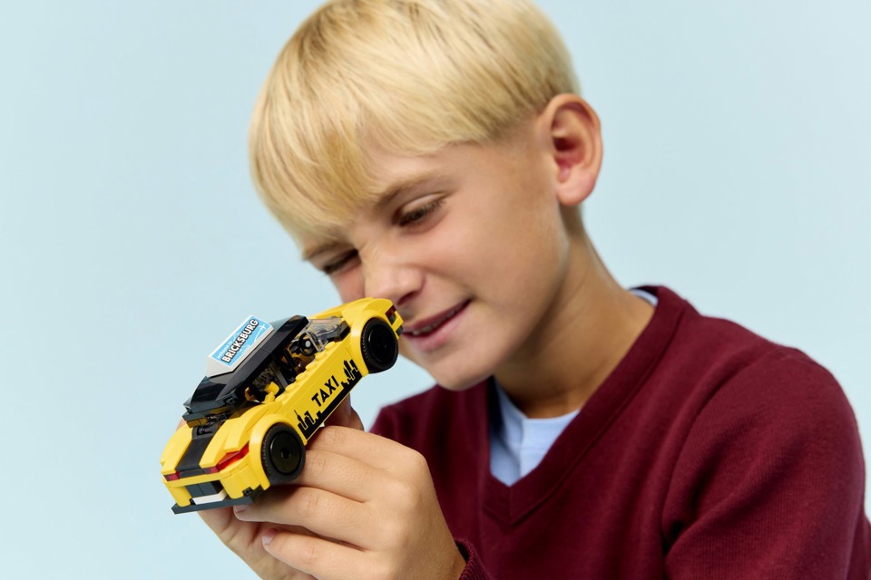 LEGO City 60487 Taxi Giallo, Macchina Giocattolo con 2 Minifigure e Tetto Rimovibile