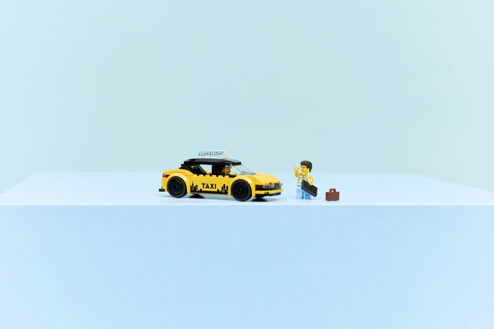 LEGO City 60487 Taxi Giallo, Macchina Giocattolo con 2 Minifigure e Tetto Rimovibile