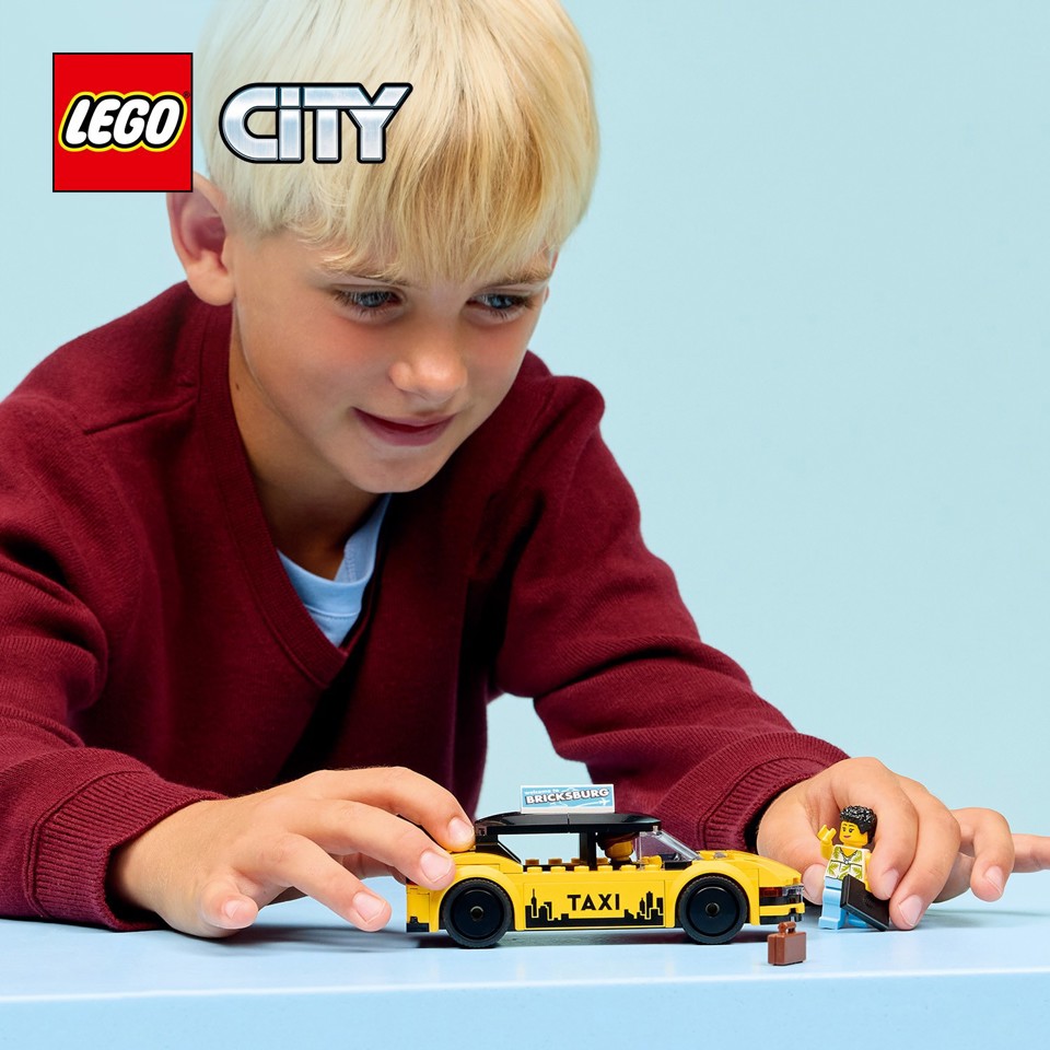 LEGO City 60487 Taxi Giallo, Macchina Giocattolo con 2 Minifigure e Tetto Rimovibile