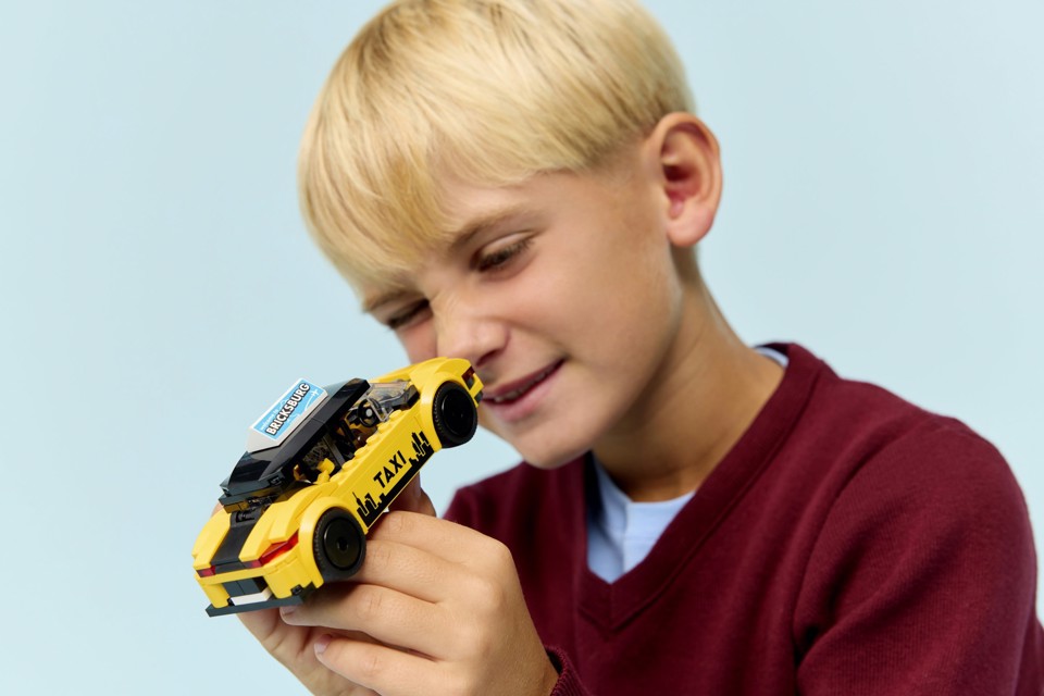 LEGO City 60487 Taxi Giallo, Macchina Giocattolo con 2 Minifigure e Tetto Rimovibile, Sviluppo Motricità Fine, Regalo da 5+