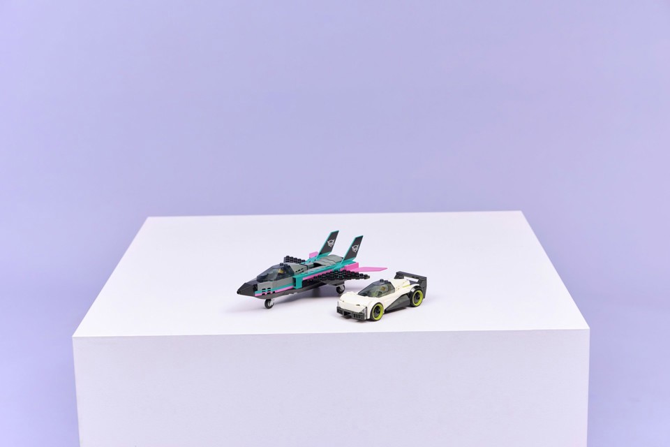 LEGO City 60489 Jet Contro Auto Sportiva Giocattolo, Aereo, Macchina e 2 Minifigure di Piloti