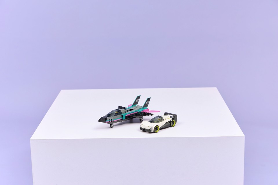 LEGO City 60489 Jet Contro Auto Sportiva Giocattolo, Aereo, Macchina e 2 Minifigure di Piloti, Idea Regalo per Bambini 6+