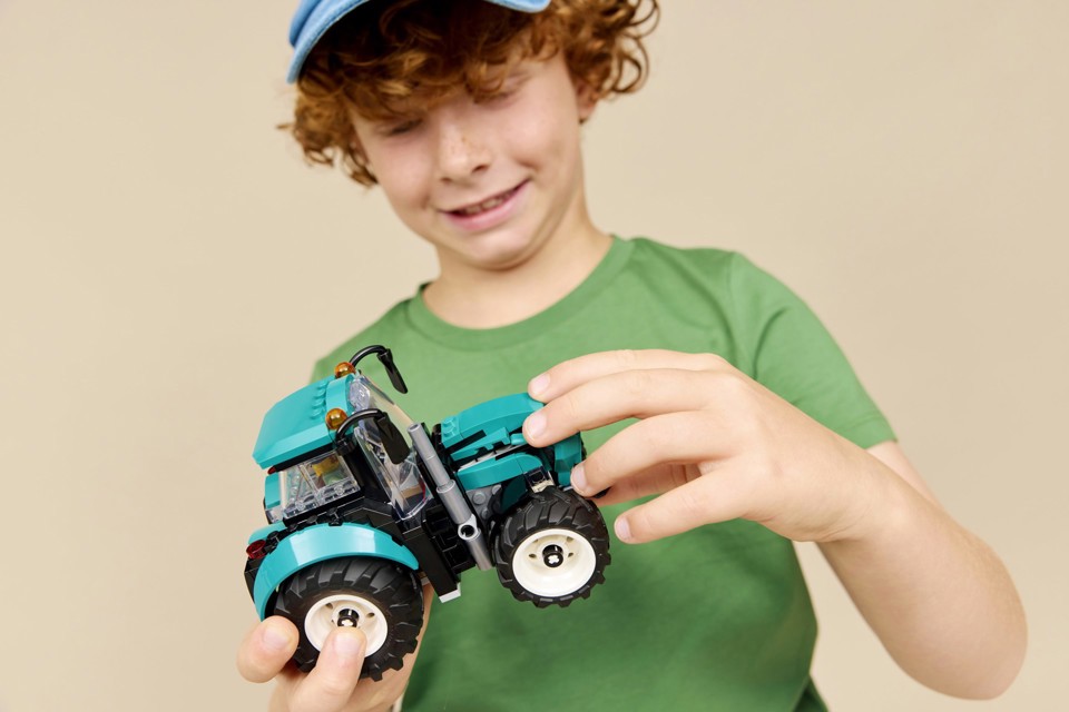 LEGO City 60498 Trattore Giocattolo, Veicolo Agricolo da Costruire con Minifigure del Contadino