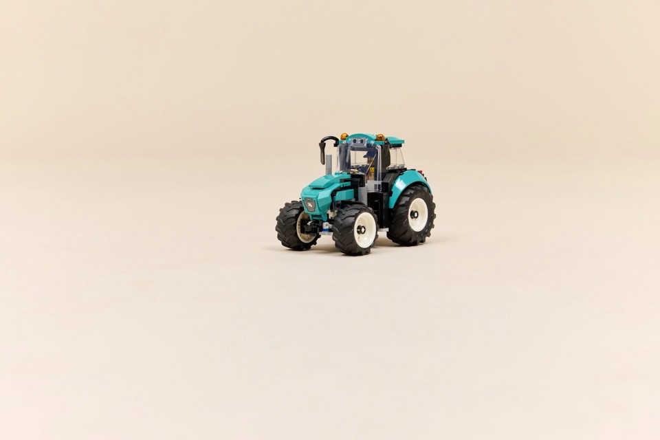 LEGO City 60498 Trattore Giocattolo, Veicolo Agricolo da Costruire con Minifigure del Contadino