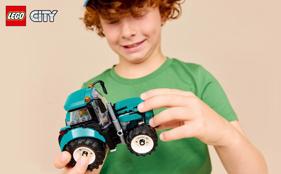 LEGO City 60498 Trattore Giocattolo, Veicolo Agricolo da Costruire con Minifigure del Contadino