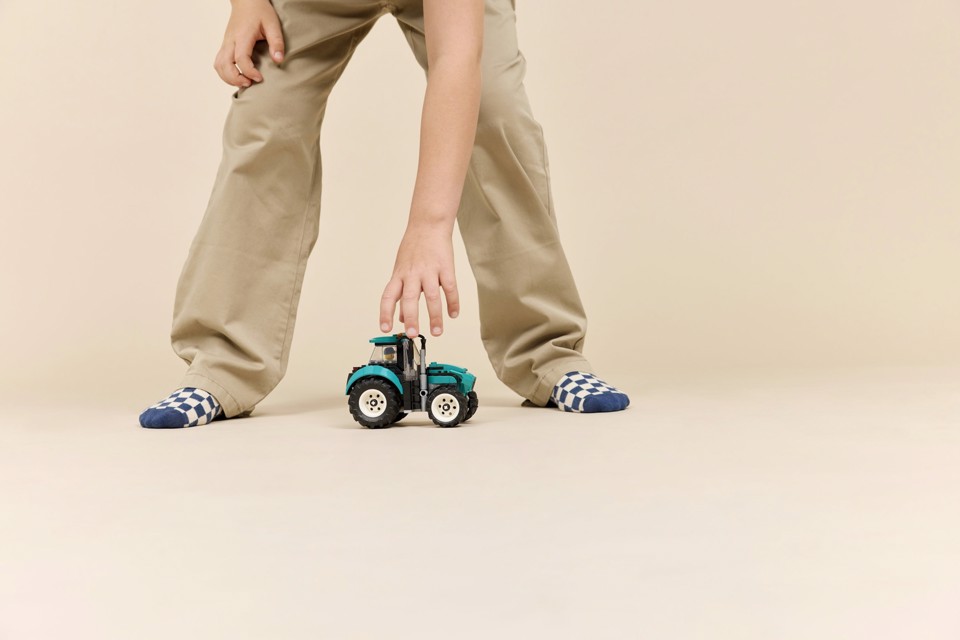 LEGO City 60498 Trattore Giocattolo, Veicolo Agricolo da Costruire con Minifigure del Contadino, Regalo per Bambini da 6+