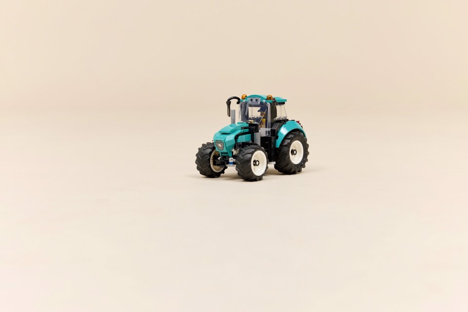 LEGO City 60498 Trattore Giocattolo, Veicolo Agricolo da Costruire con Minifigure del Contadino, Regalo per Bambini da 6+