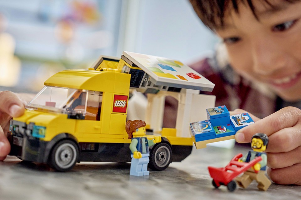 LEGO City 60500 Furgone Giocattolo, Camion per Consegne con 2 Minifigure, Carrello e Accessori