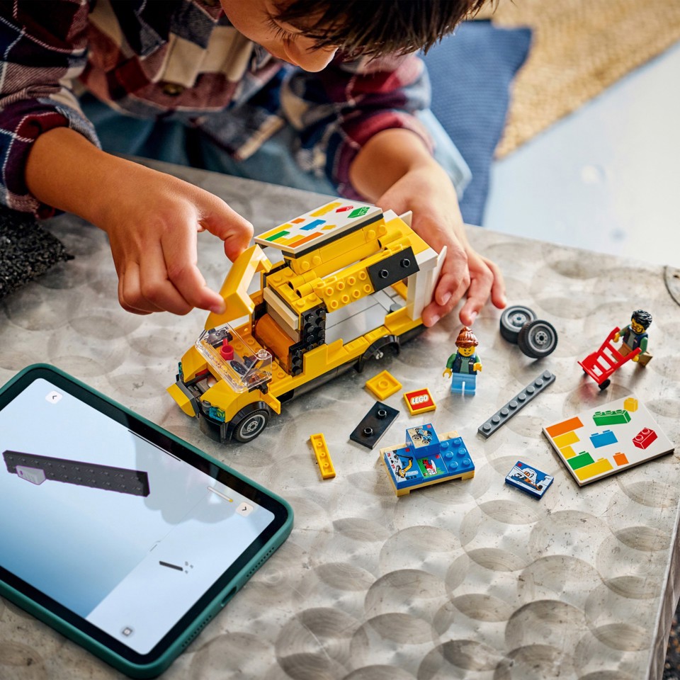 LEGO City 60500 Furgone Giocattolo, Camion per Consegne con 2 Minifigure, Carrello e Accessori
