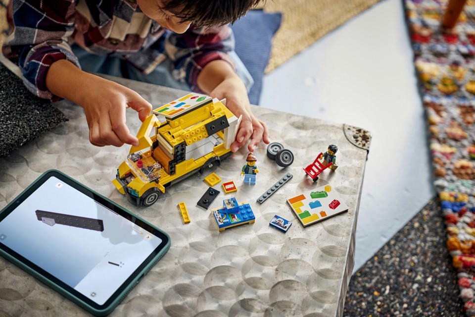 LEGO City 60500 Furgone Giocattolo, Camion per Consegne con 2 Minifigure, Carrello e Accessori