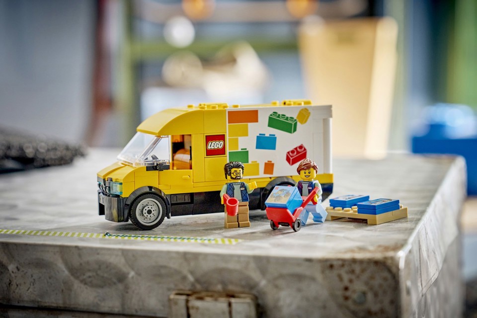 LEGO City 60500 Furgone Giocattolo, Camion per Consegne con 2 Minifigure, Carrello e Accessori