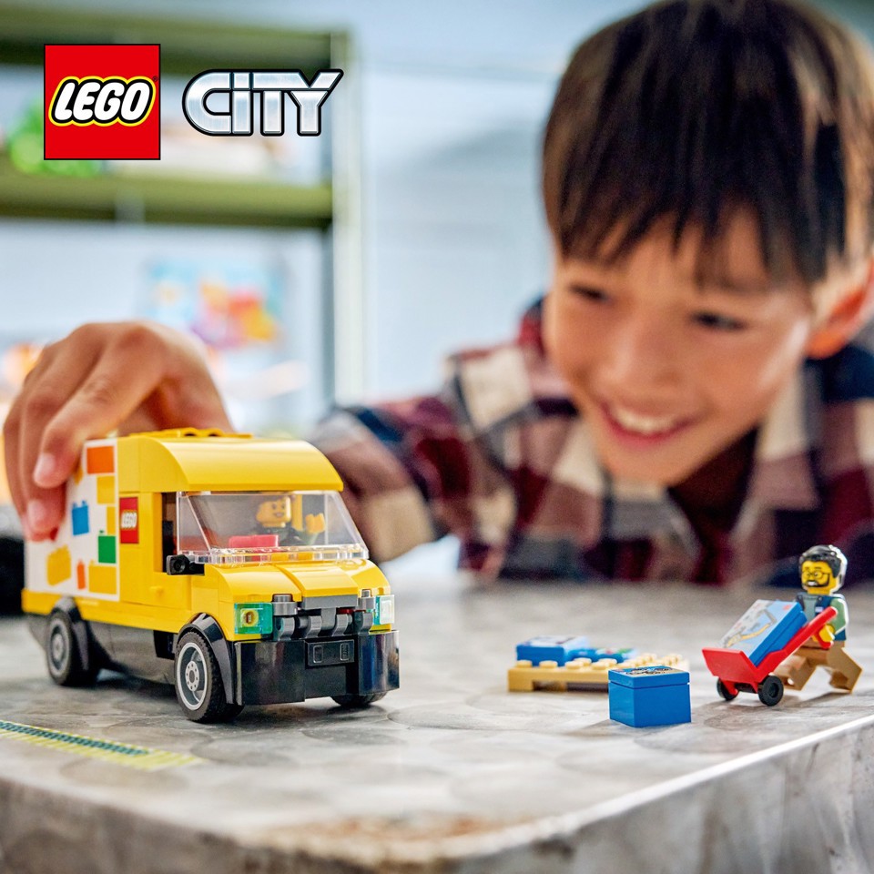LEGO City 60500 Furgone Giocattolo, Camion per Consegne con 2 Minifigure, Carrello e Accessori