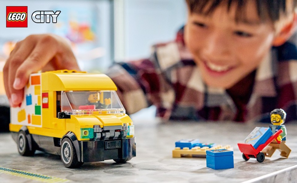 LEGO City 60500 Furgone Giocattolo, Camion per Consegne con 2 Minifigure, Carrello e Accessori, Regalo per Bambini da 6+