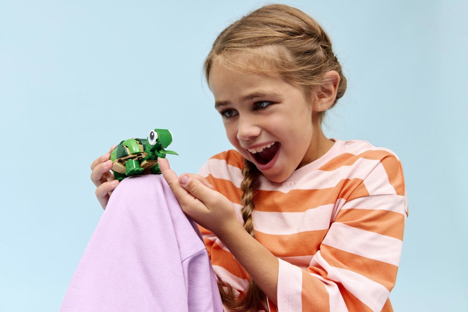LEGO Creator 31377 3in1 Tartaruga con Fiore di Ninfea, Animale Giocattolo Trasformabile in Camaleonte o Rana