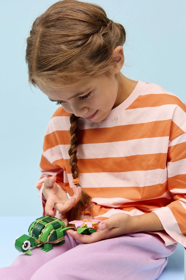 LEGO Creator 31377 3in1 Tartaruga con Fiore di Ninfea, Animale Giocattolo Trasformabile in Camaleonte o Rana