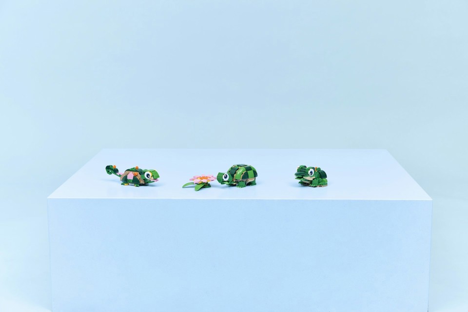 LEGO Creator 31377 3in1 Tartaruga con Fiore di Ninfea, Animale Giocattolo Trasformabile in Camaleonte o Rana