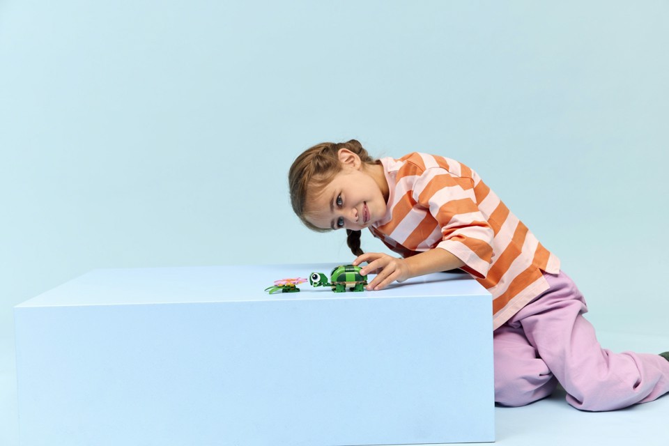 LEGO Creator 31377 3in1 Tartaruga con Fiore di Ninfea, Animale Giocattolo Trasformabile in Camaleonte o Rana, Regalo 7+ Anni