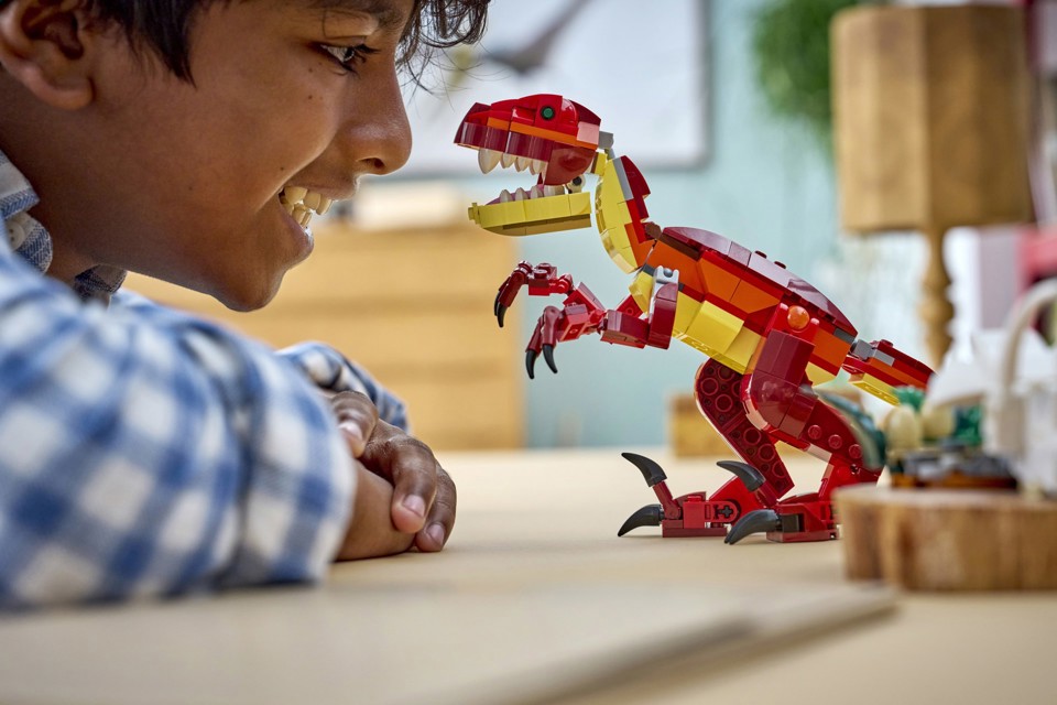 LEGO Creator 31379 3in1 Feroce Dinosauro Giocattolo, Velociraptor, Stegosauro o Pterosauro