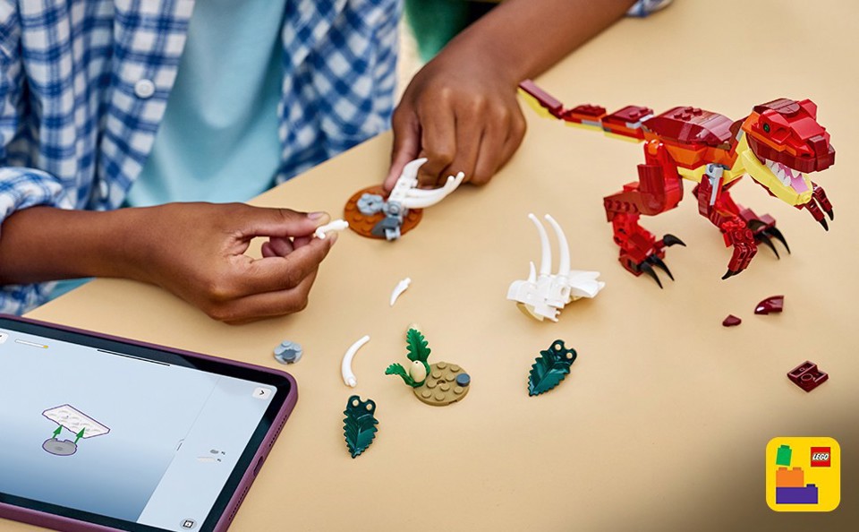 LEGO Creator 31379 3in1 Feroce Dinosauro Giocattolo, Velociraptor, Stegosauro o Pterosauro
