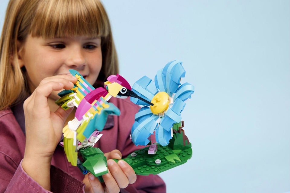LEGO Creator 31384 3in1 Animali Selvatici: Colibrì Variopinto, Uccello Giocattolo Trasformabile in Farfalla o Pesce