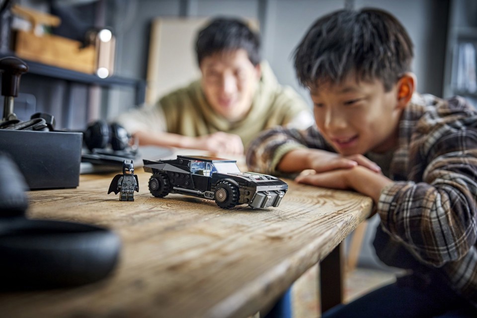 LEGO DC 76332 Batmobile di Batman, Macchina Giocattolo da Collezione con Minifigure del Supereroe e Moneta d'Oro