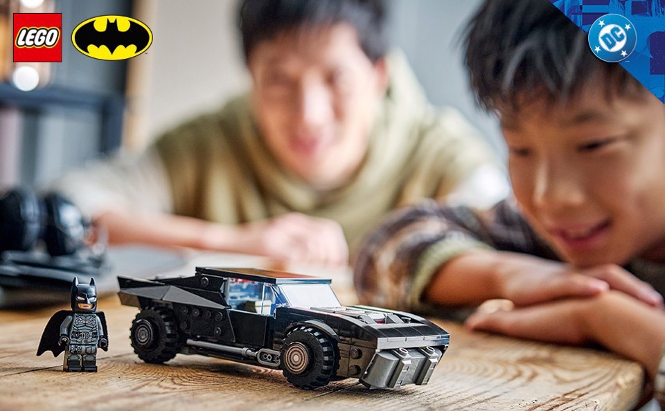LEGO DC 76332 Batmobile di Batman, Macchina Giocattolo da Collezione con Minifigure del Supereroe e Moneta d'Oro
