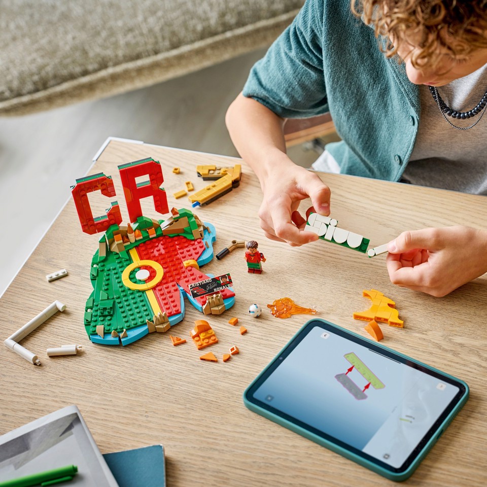 LEGO Editions 43012 Cristiano Ronaldo – Highlights Calcistici, Giocattolo 3D da Esposizione con Minifigure, Regalo 10+ Anni