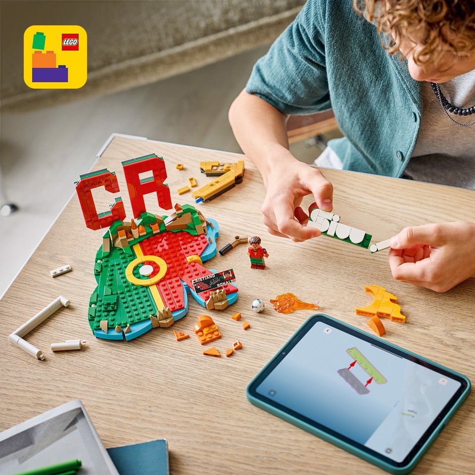 LEGO Editions 43012 Cristiano Ronaldo – Highlights Calcistici, Giocattolo 3D da Esposizione con Minifigure, Regalo 10+ Anni
