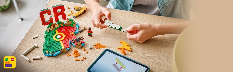 LEGO Editions 43012 Cristiano Ronaldo – Highlights Calcistici, Giocattolo 3D da Esposizione con Minifigure, Regalo 10+ Anni