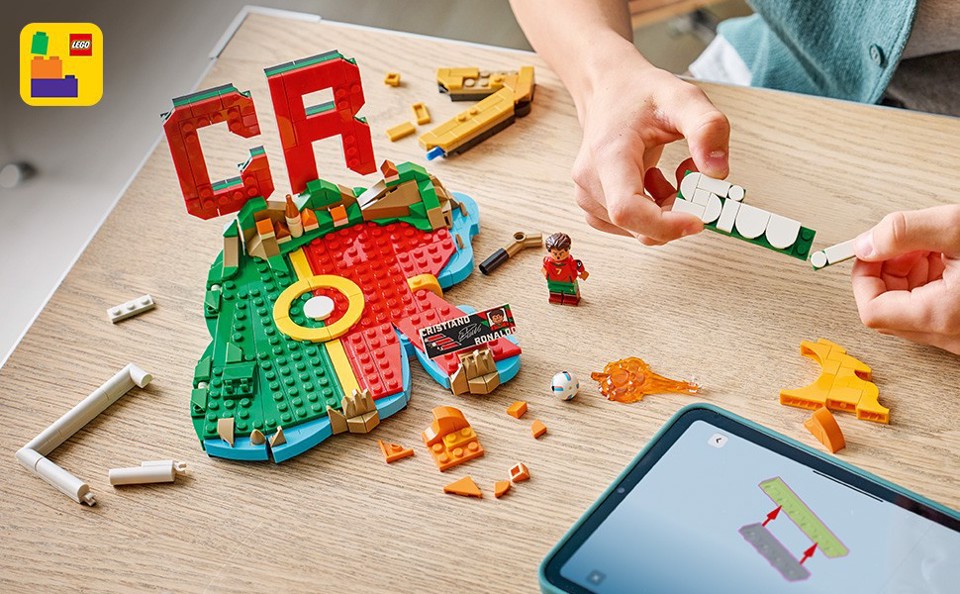 LEGO Editions 43012 Cristiano Ronaldo – Highlights Calcistici, Giocattolo 3D da Esposizione con Minifigure, Regalo 10+ Anni