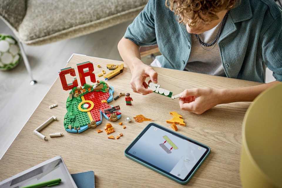 LEGO Editions 43012 Cristiano Ronaldo – Highlights Calcistici, Giocattolo 3D da Esposizione con Minifigure, Regalo 10+ Anni