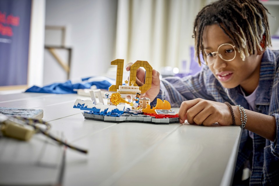 LEGO Editions 43013 Kylian Mbappé – Highlights Calcistici, Giocattolo 3D da Esposizione con Minifigure, Regalo Bambini da 10+