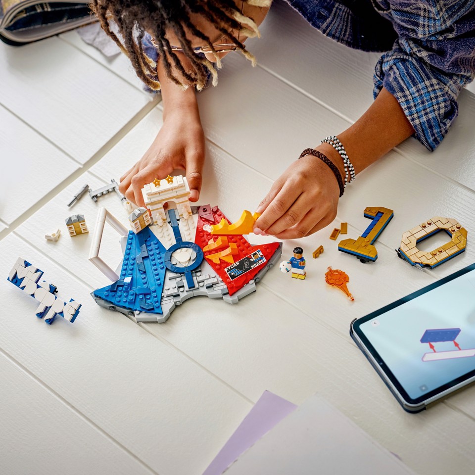 LEGO Editions 43013 Kylian Mbappé – Highlights Calcistici, Giocattolo 3D da Esposizione con Minifigure, Regalo Bambini da 10+