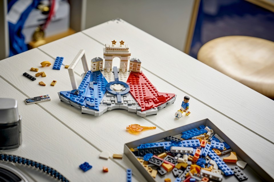 LEGO Editions 43013 Kylian Mbappé – Highlights Calcistici, Giocattolo 3D da Esposizione con Minifigure, Regalo Bambini da 10+