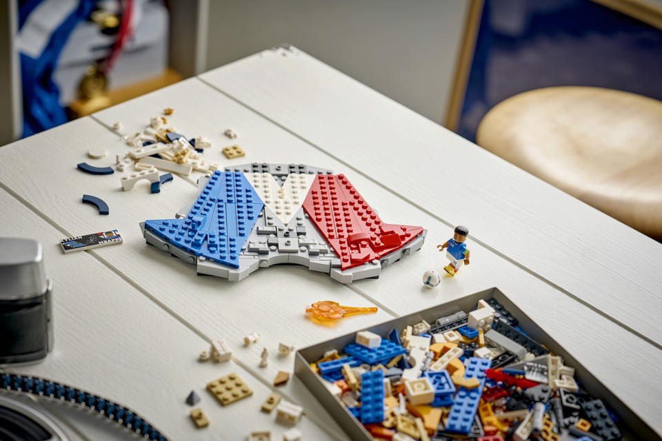 LEGO Editions 43013 Kylian Mbappé – Highlights Calcistici, Giocattolo 3D da Esposizione con Minifigure, Regalo Bambini da 10+