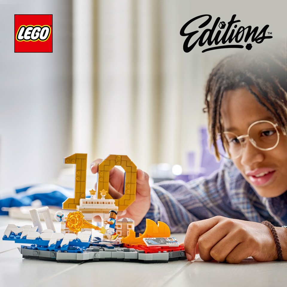 LEGO Editions 43013 Kylian Mbappé – Highlights Calcistici, Giocattolo 3D da Esposizione con Minifigure, Regalo Bambini da 10+