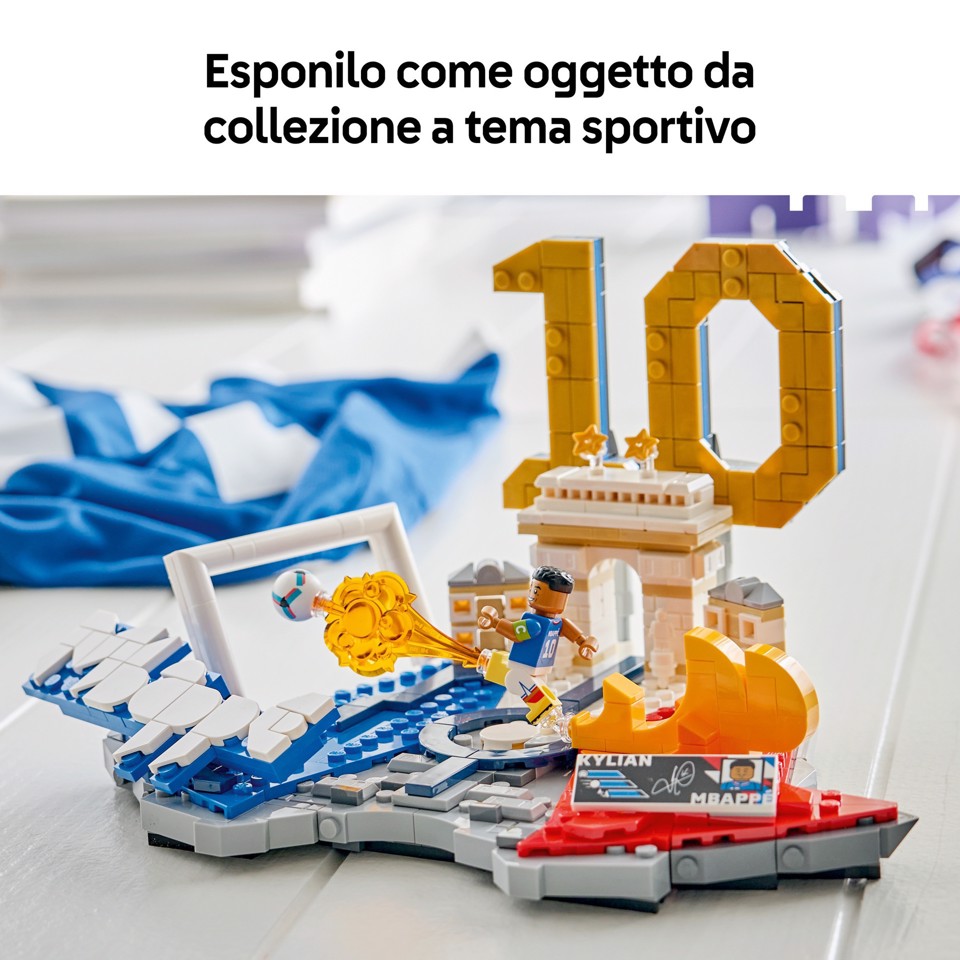 LEGO Editions 43013 Kylian Mbappé – Highlights Calcistici, Giocattolo 3D da Esposizione con Minifigure, Regalo Bambini da 10+