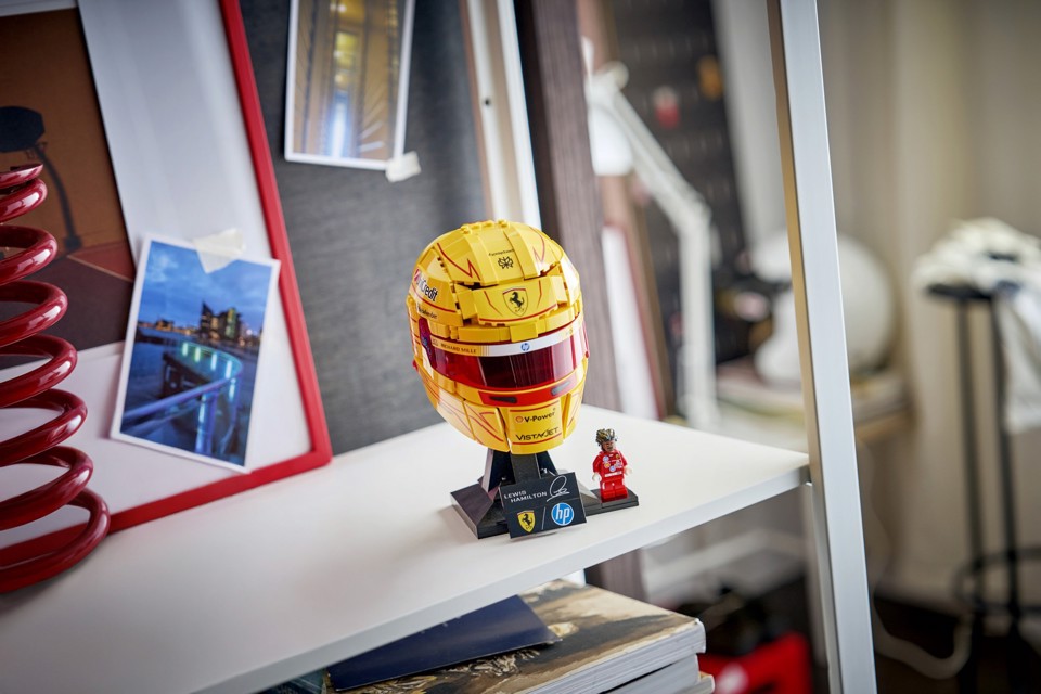 LEGO Editions 43022 Casco di Lewis Hamilton Scuderia Ferrari HP, con Minifigure F1 da Collezione, Regalo Ragazzi e Fan 14+