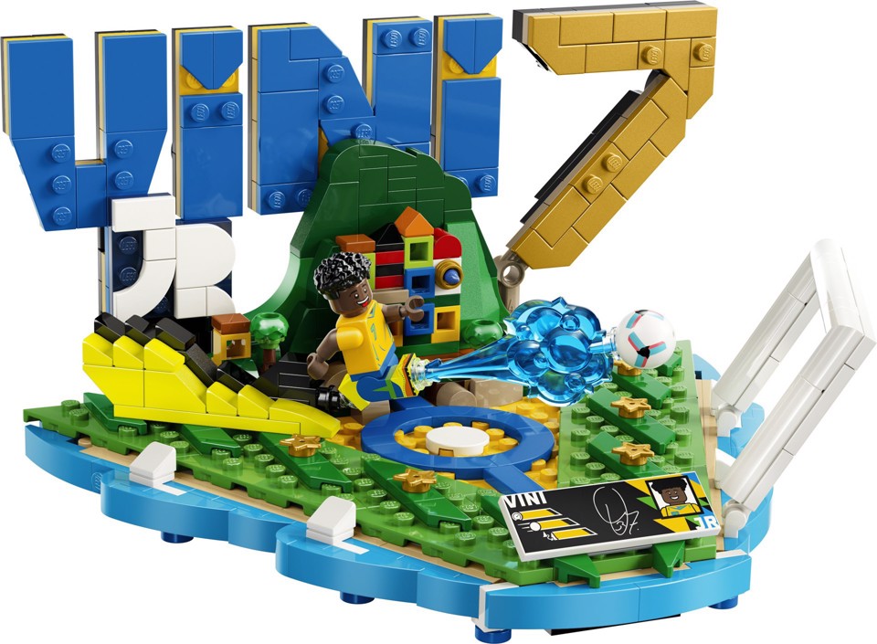LEGO Editions 43027 Vini Jr. – Highlights Calcistici, Giocattolo 3D da Esposizione con Minifigure da Collezione, Regalo 10+