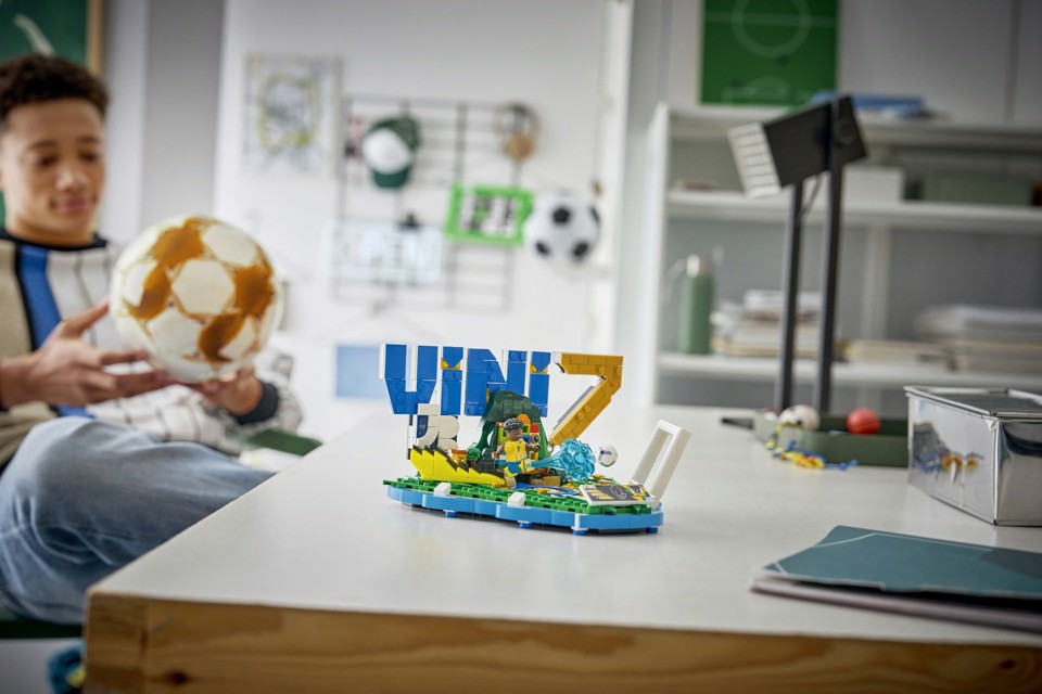 LEGO Editions 43027 Vini Jr. – Highlights Calcistici, Giocattolo 3D da Esposizione con Minifigure da Collezione, Regalo 10+