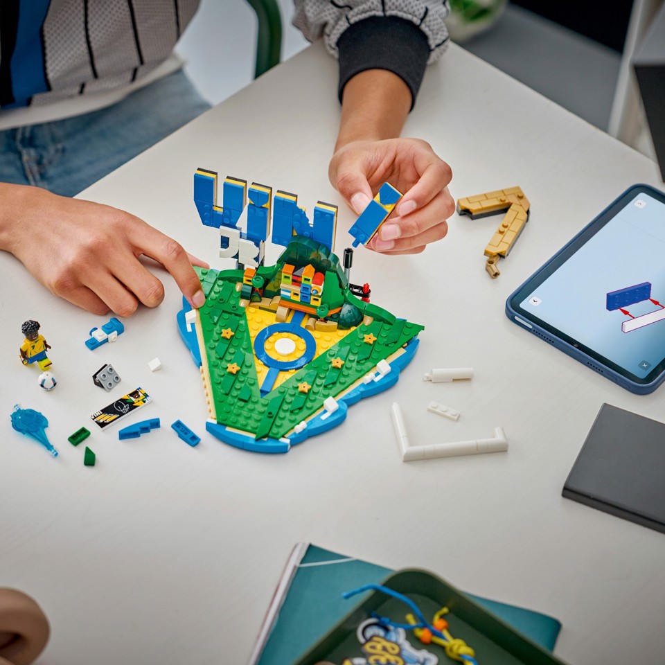 LEGO Editions 43027 Vini Jr. – Highlights Calcistici, Giocattolo 3D da Esposizione con Minifigure da Collezione, Regalo 10+