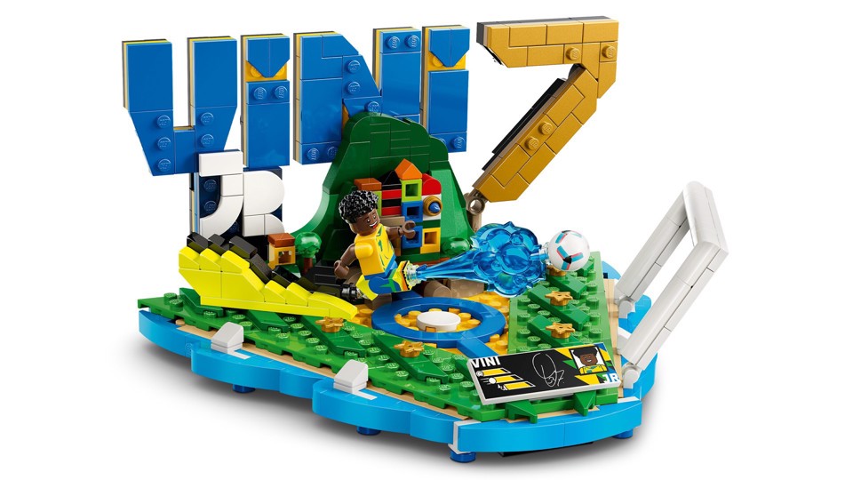 LEGO Editions 43027 Vini Jr. – Highlights Calcistici, Giocattolo 3D da Esposizione con Minifigure da Collezione, Regalo 10+