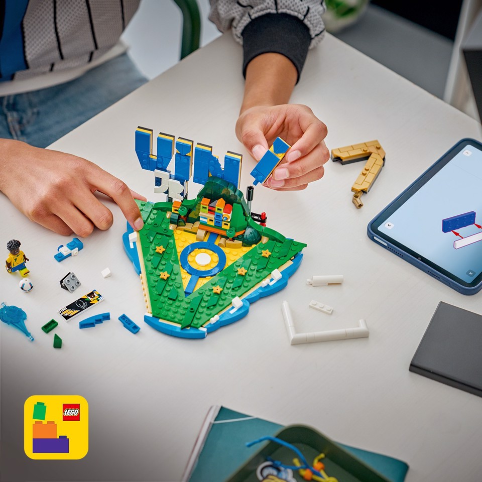 LEGO Editions 43027 Vini Jr. – Highlights Calcistici, Giocattolo 3D da Esposizione con Minifigure da Collezione, Regalo 10+