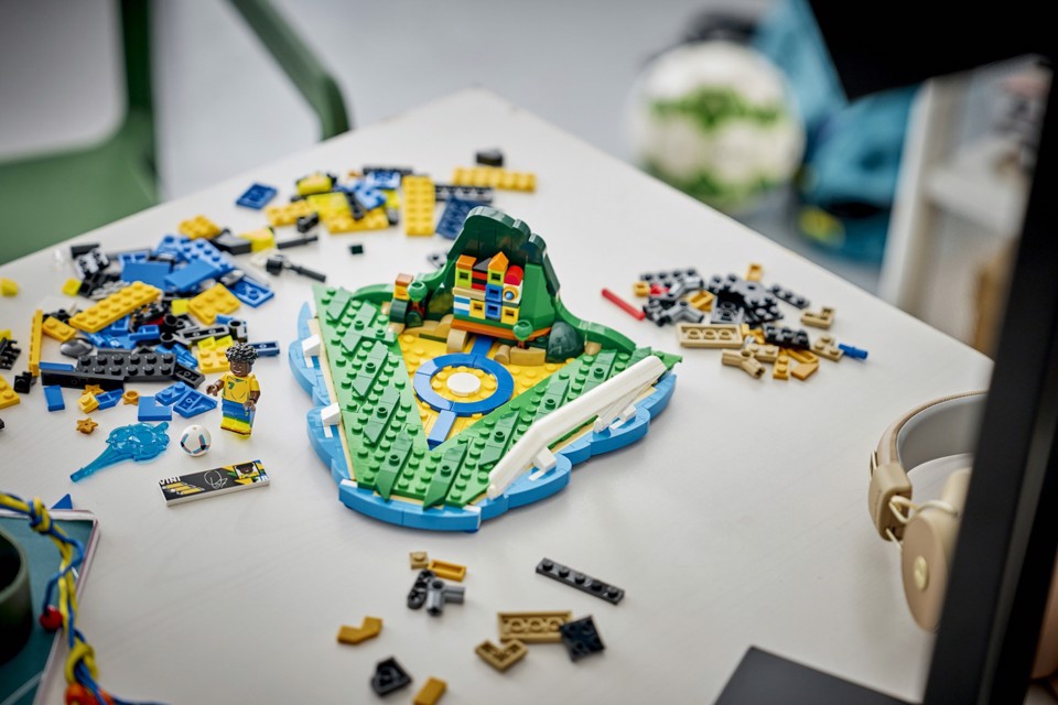 LEGO Editions 43027 Vini Jr. – Highlights Calcistici, Giocattolo 3D da Esposizione con Minifigure da Collezione, Regalo 10+