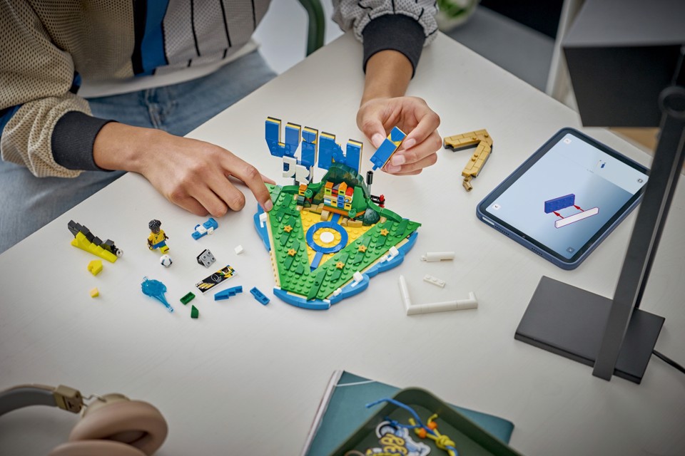 LEGO Editions 43027 Vini Jr. – Highlights Calcistici, Giocattolo 3D da Esposizione con Minifigure da Collezione, Regalo 10+