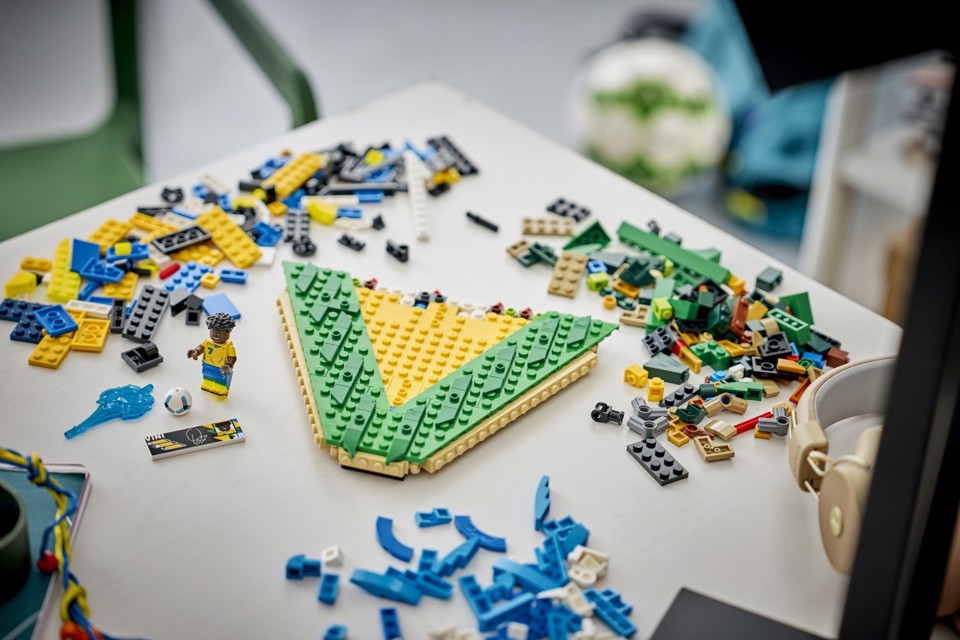 LEGO Editions 43027 Vini Jr. – Highlights Calcistici, Giocattolo 3D da Esposizione con Minifigure da Collezione, Regalo 10+